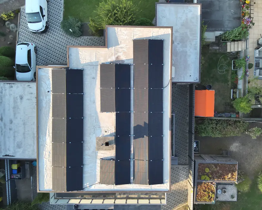 Luftaufnahme einer Photovoltaikanlage auf einem Flachdach
